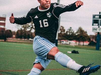 足球教练在场边指挥比赛的专注神情