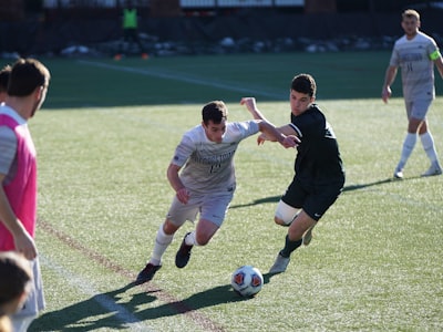 球员在比赛中射门的精彩动作瞬间