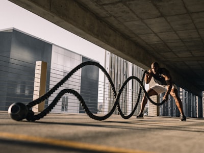 球迷在体育场看台上欢呼庆祝进球